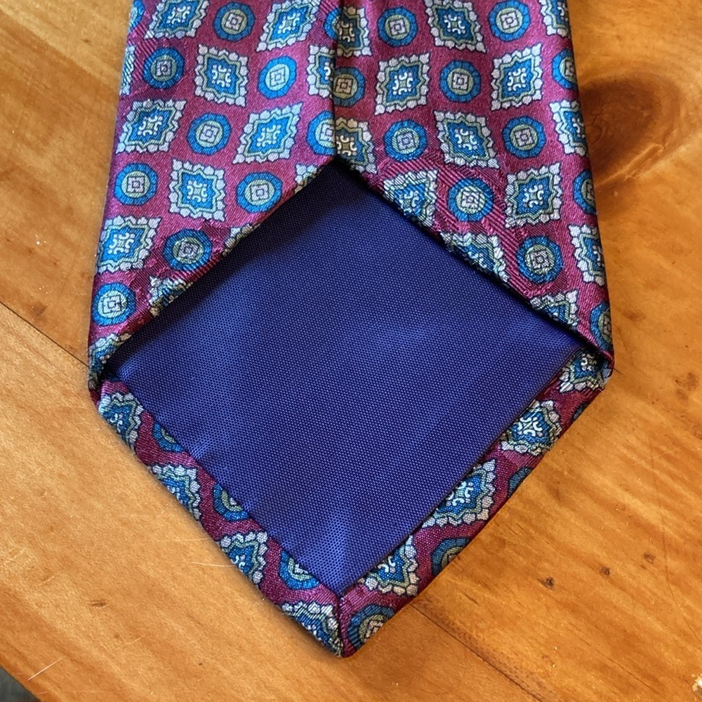 Boston Traders Mens Burgundy Geometric Medallion 100% Silk Necktie Made in USA - Picture 3 of 10